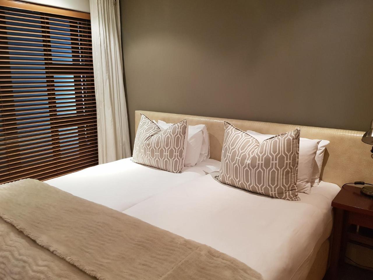 Weom Apartments Sandton Bagian luar foto
